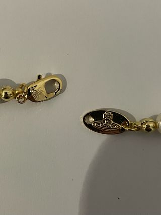 Collar perlas y colgante planeta dorado