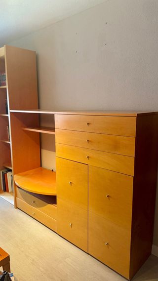 Mueble de madera maciza con vitrina