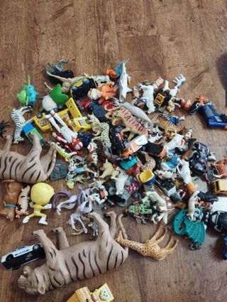 Lote figuras animales, coches y más