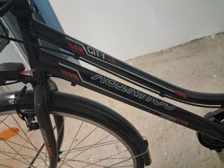 Bicicleta de paseo gris con cesta