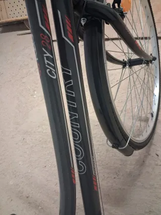 Bicicleta de paseo gris con cesta