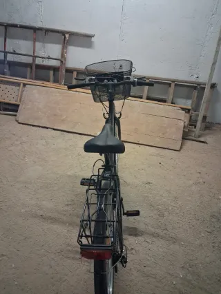 Bicicleta de paseo gris con cesta
