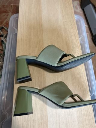 Sandalias Bershka verdes tacón cuadrado