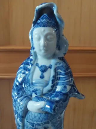 Figura Kuan Yin de porcelana japonesa