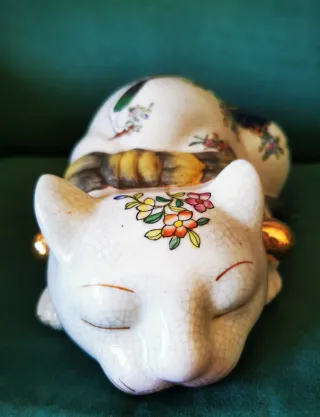 Statuetta gatto dormiente porcellana cinese