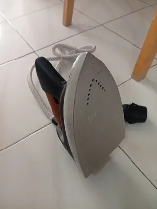 Vaporeta con plancha y accesorios