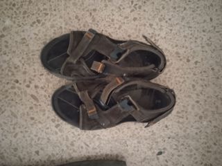 Sandalias Marrones y Negras