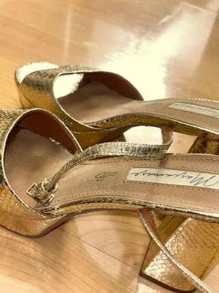 Sandalias doradas fiesta tacón