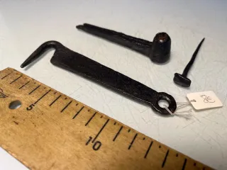 Cerrojo antiguo tipo aldaba