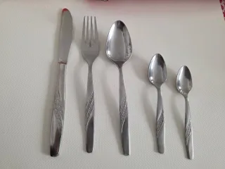 Cubertería de metal plateada