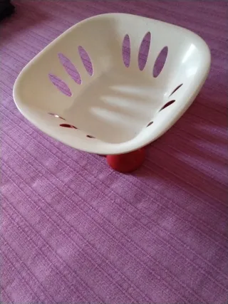 Frutero de plástico beige y rojo