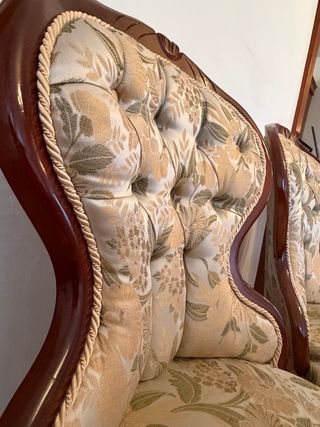 Par de Sillas Señoriales Tapizadas en beige/dorado