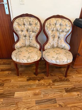 Par de Sillas Señoriales Tapizadas en beige/dorado