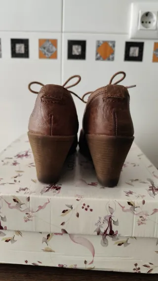 Botines de cuña de piel. Zapato cuña