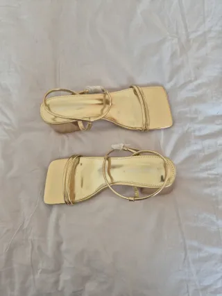 Sandalias doradas tacón talla 38 - Publuc Desire