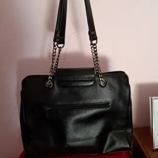 Bolso Negro Grande con Cadena y Estrella