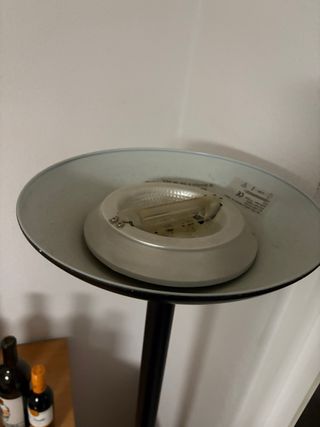 Lámpara de pie negra y dorada