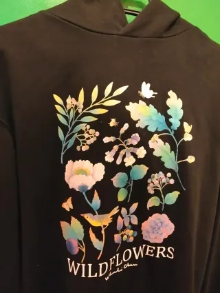 Sudadera negra con esttampado floral de H&M