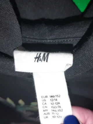 Sudadera negra con esttampado floral de H&M