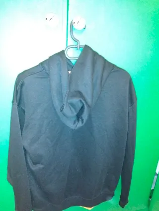 Sudadera negra con esttampado floral de H&M