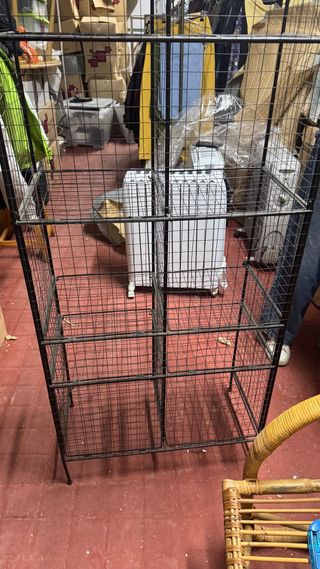 Estantería metálica negra