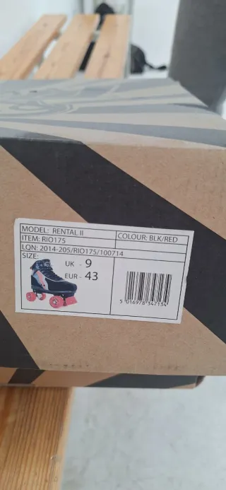 Patines de 4 ruedas negros y rojos