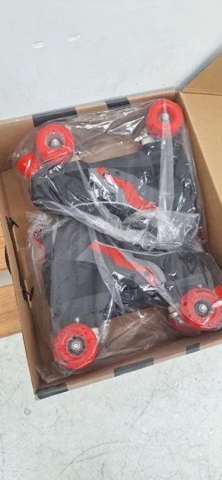 Patines de 4 ruedas negros y rojos