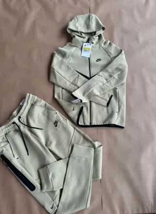 Conjunto Nike Tech Fleece Beige y Negro