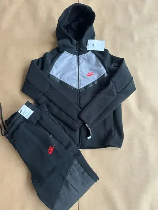 Conjunto Nike Tech Fleece Beige y Negro