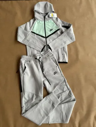 Conjunto Nike Tech Fleece Beige y Negro