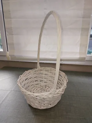 Cesto, canastilla de mimbre blanco con asa
