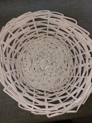 Cesto, canastilla de mimbre blanco con asa