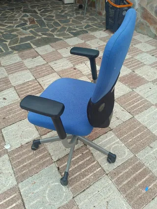 Silla de oficina ergonómica azul