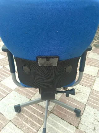 Silla de oficina ergonómica azul