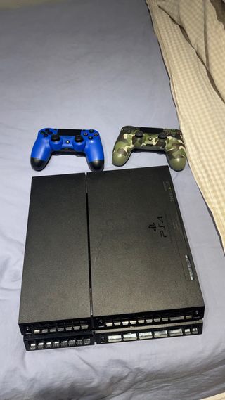 PS4 (PlayStation 4) Negra + 2 Controles