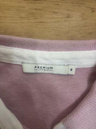 Polo rosa con cuello blanco