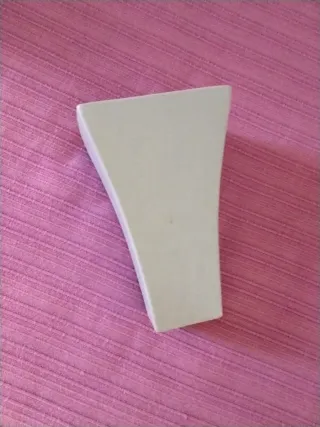 Florero gris y rosa de cerámica