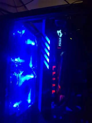 PC fisso con mouse e tastiera