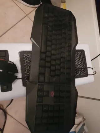 PC fisso con mouse e tastiera