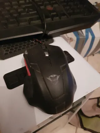 PC fisso con mouse e tastiera