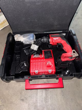 Taladro Milwaukee FUEL con cargador