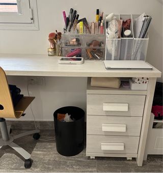 Dormitorio juvenil con escritorio y doble cama