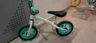 Bici sin pedales blanca y verde