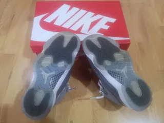 Jordan 11 Gris y Blanco
