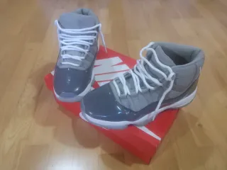 Jordan 11 Gris y Blanco