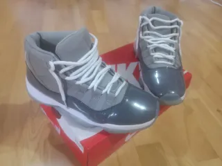 Jordan 11 Gris y Blanco