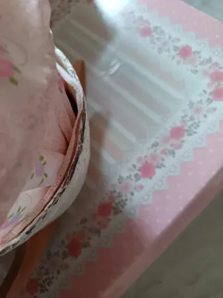 Bambola neonato con culla e biberon