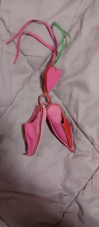 Llavero zapatillas y corazón cuero