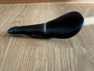 Sillín Tune Speedneedle