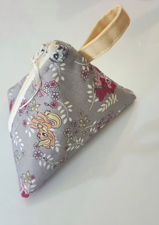 Monedero triangular estampado